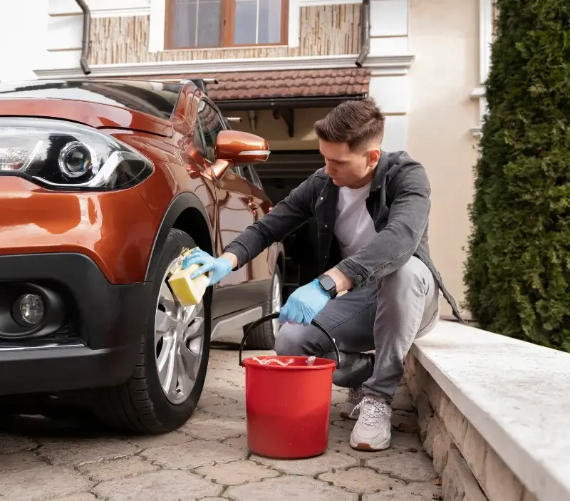 Lavage auto à domicile Lagorce : professionnel intervenant sur un véhicule